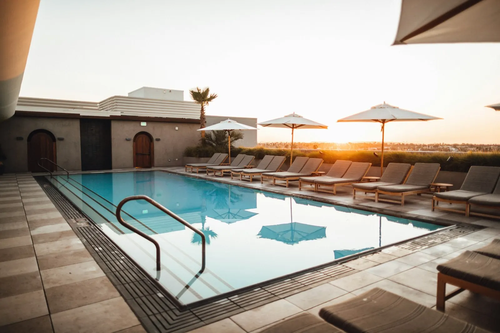 Piscina con mantenimiento profesional al atardecer