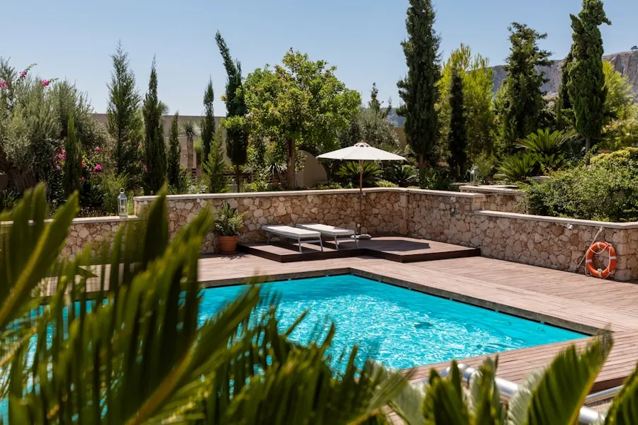 Mantenimiento integral de piscina particular con agua cristalina